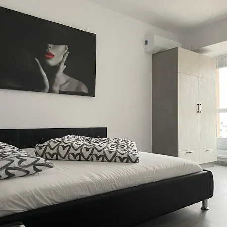 Beautiful Penthouse Lakeview W18